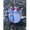 Handbestickte Weihnachtskugel Kleines Mädchen in einem blauen Mantel