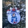 Handbestickte Weihnachtskugel Kleines Mädchen in einem blauen Mantel