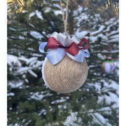 Handbestickte Weihnachtskugel Kleines Mädchen in einem blauen Mantel