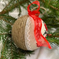 Weihnachtskugel mit gesticktem Gimpel auf einem Ast