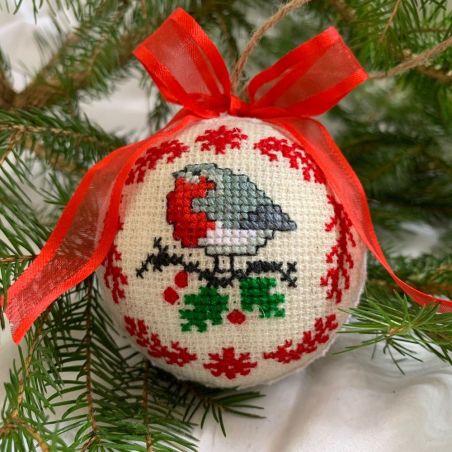 Weihnachtskugel mit gesticktem Gimpel auf einem Ast