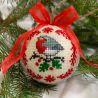 Weihnachtskugel mit gesticktem Gimpel auf einem Ast