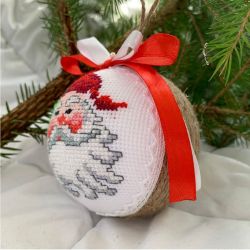 Weihnachtskugel mit gesticktem Weihnachtsmann