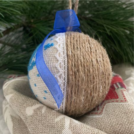 Weihnachtskugel mit gesticktem Engel - II