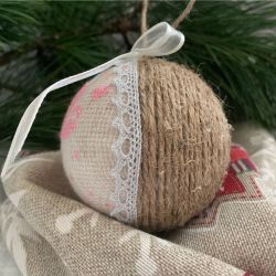 Weihnachtskugel mit gesticktem Engel - II