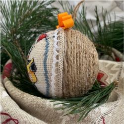 Weihnachtskugel Happy holiday mit kleinem Pinguin