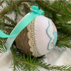Weihnachtskugel mit gesticktem Engel