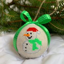 Weihnachtskugel mit Stickerei Schneemann