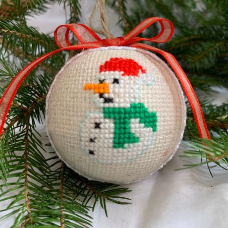 Weihnachtskugel mit Stickerei Schneemann