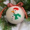 Weihnachtskugel mit Stickerei Schneemann