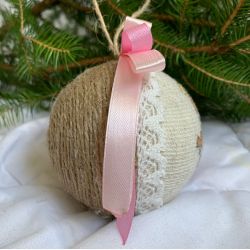 Weihnachtskugel mit gesticktem Engel