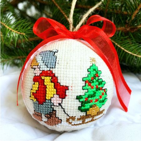 Weihnachtskugel mit gesticktem kleines Mädchen mit einem Weihnachtsbaum