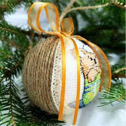 Weihnachtskugel mit gesticktem Teddybär in einer Tasse
