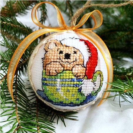 Weihnachtskugel mit gesticktem Teddybär in einer Tasse