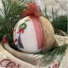 Weihnachtskugeln Kleines Mädchen mit Weihnachtskranz