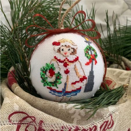 Weihnachtskugeln Kleines Mädchen mit Weihnachtskranz