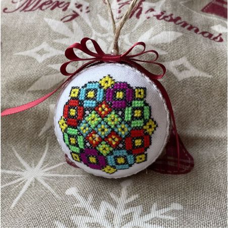 Weihnachtskugel mit gestickter Weihnachtsstern -II