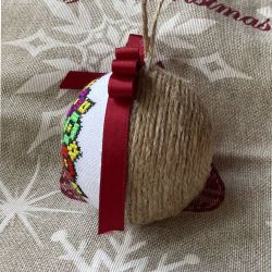 Weihnachtskugel mit gestickter Weihnachtsstern -II