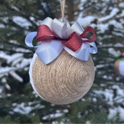 Handbestickte Weihnachtskugel Kleines Mädchen in einem blauen Mantel