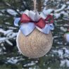 Handbestickte Weihnachtskugel Kleines Mädchen in einem blauen Mantel