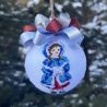 Handbestickte Weihnachtskugel Kleines Mädchen in einem blauen Mantel