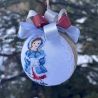 Handbestickte Weihnachtskugel Kleines Mädchen in einem blauen Mantel