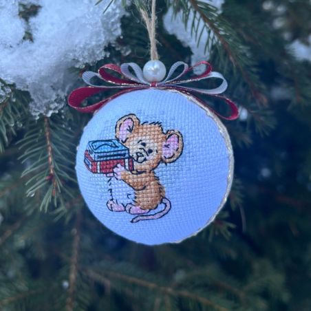 Weihnachtskugel mit handgestickten kleiner Maus mit Büchern.