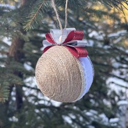 Weihnachtskugel mit handgestickten  kleiner Maus mit Büchern.