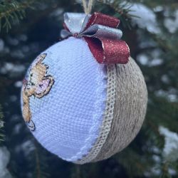 Weihnachtskugel mit handgestickten  kleiner Maus mit Büchern.