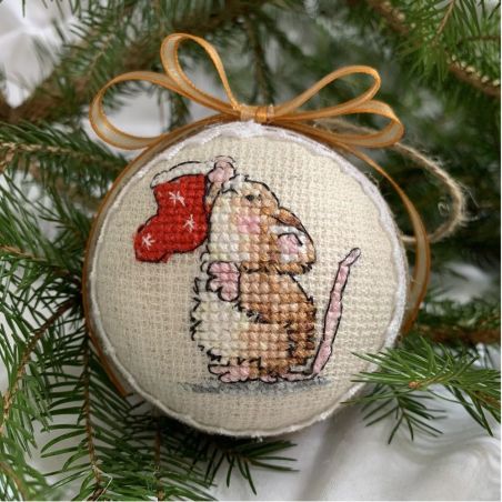 Weihnachtskugel mit aufgesticktem kleiner Maus.