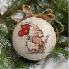 Weihnachtskugel mit aufgesticktem kleiner Maus.