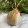Weihnachtskugel mit aufgesticktem kleiner Maus.