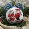 Weihnachtskugel Junge mit Geschenk