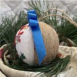 Weihnachtskugel Junge mit Geschenk