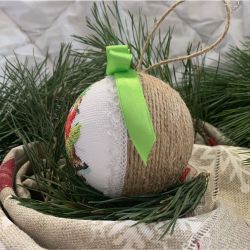 Weihnachtskugel Hasen auf Schlittschuhen
