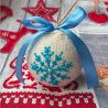 Weihnachtskugel mit gestickter Schneeflocke