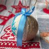 Weihnachtskugel mit gestickter Schneeflocke