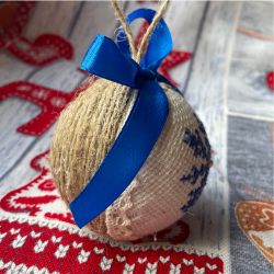 Weihnachtskugel mit gestickter Schneeflocke
