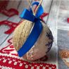Weihnachtskugel mit gestickter Schneeflocke
