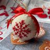 Weihnachtskugel mit gestickter Schneeflocke