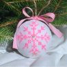 Weihnachtskugel mit gestickter Schneeflocke