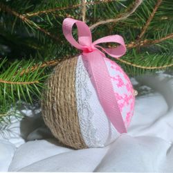 Weihnachtskugel mit gestickter Schneeflocke