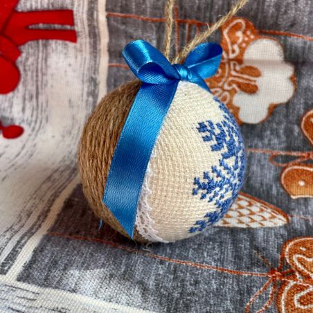 Weihnachtskugel mit gestickter Schneeflocke