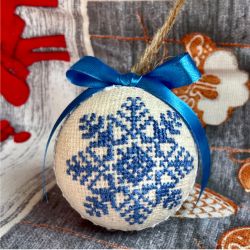 Weihnachtskugel mit gestickter Schneeflocke
