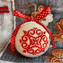 Weihnachtskugel mit gestickter Schneeflocke