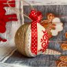 Weihnachtskugel mit gestickter Schneeflocke