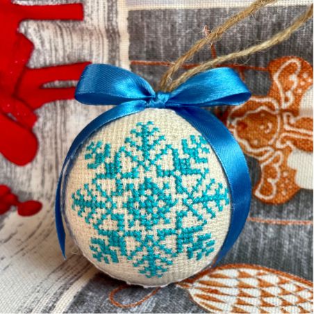 Weihnachtskugel mit gestickter Schneeflocke