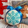 Weihnachtskugel mit gestickter Schneeflocke