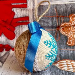 Weihnachtskugel mit gestickter Schneeflocke