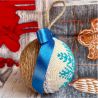 Weihnachtskugel mit gestickter Schneeflocke